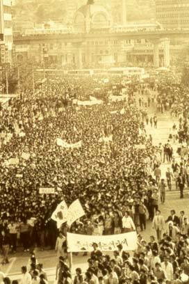 그대는 '서울의 봄'을 기억하는가. 1980년 5월 15일 서울역 앞은 학생들이 중심이 된 군중들로 붐볐다. 이들은 '유신철폐'와 '계엄해제'를 요구하며 대규모 시위를 벌였으나, 신군부는 5월 17일 24시 전국에 비상계엄령을 선포하게 된다.